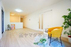 リビングは広々とした設計で、家族が集い、寛ぐ暮らしの空間を演出しています。思い思いの時間を過ごしたり、家族みんなで食事をしたり、素敵な団らんの場になりますね。