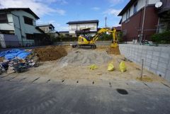 現地（2026年10月9日）撮影。4台まで並列駐車できるので、急な来客時やお子様が成人して車を所有するようになっても安心です。