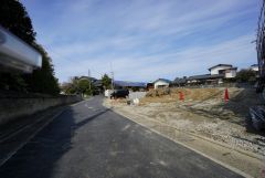 現地（2025年3月10日）撮影。住人以外の車の進入も少なく、小さなお子様を持つご家庭にも安心です。