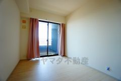 バルコニーに面した温もり溢れる明るいお部屋。室内はいつも明るい印象なので、毎日気持ちの良い朝を迎えられます。  複数の窓がある居室は日当たり・風通し良好で快適に過ごしていただけます。