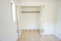 玄関ホールに収納スペースを確保。日用品や趣味の道具入れとして便利です。扉付きなので見た目もスッキリ＾＾