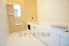 1日の疲れを癒すくつろぎのバスルーム。足を伸ばしてもゆったりと入れるサイズです。お子様と一緒にお風呂に入っても狭くないですね^^