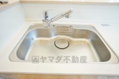 広々としたステンレスシンクには、洗剤やスポンジを収納出来るラック付き。広さも確保しているので、大きなお鍋も洗いやすいです。