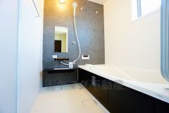 1日の疲れを癒すくつろぎのバスルーム。足を伸ばしてもゆったりと入れるサイズです。お子様と一緒にお風呂に入っても狭くないですね^^