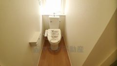 温水洗浄機付トイレです。節水機能もあるので、安心して使えますね。もちろん、1階2階の2ヶ所にトイレがあるので、忙しい朝にもゆとりができますね。