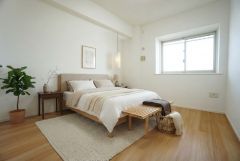 家具はイメージです。寛ぎの時間を紡ぎだす主寝室は、大型ベッドを置いても余裕の広さを確保しています＾＾