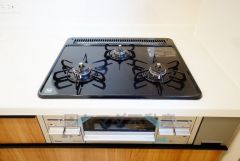 複数の調理を一度に行うことができる3口コンロ。効率よくお料理が出来ます。毎日のお料理も楽しくなりますね＾＾