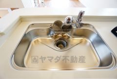 大きなお鍋も楽々洗える幅の広いシンクです＾＾ステンレスシンクなので簡単にお掃除できますよ。洗剤やスポンジもすっきりできる収納付き。