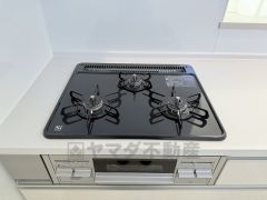 同時にたくさんの料理が調理できる3口コンロ。長時間熱を通しておきたい煮込み料理を作りながら、炒め物など同時進行で進められます。