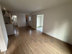 リビングは広々とした設計で、家族が集い、寛ぐ暮らしの空間を演出しています。思い思いの時間を過ごしたり、家族みんなで食事をしたり、素敵な団らんの場になりますね。