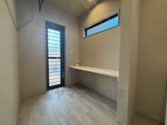 室内物干しにも対応した、ゆとりあるランドリールーム。勝手口からの自然光が差し込み、明るく清潔感のある空間です。カウンター付きで、洗う・干す・たたむの一連の家事がその場で完結。毎日の家事効率を高