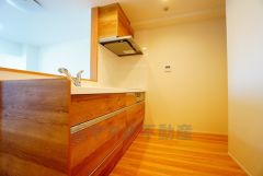 リビングにいるお子様を見守りながらお料理ができる対面キッチン。カウンタートップの汚れもサッと拭き取ることができ、お掃除ラクラク＾＾