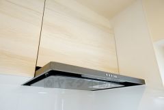 お手入れが簡単なスリム型レンジフードです。調理により発生する油煙や臭いを吸い込み、屋外へ排気してくれます。