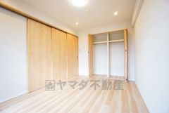 住む人のこだわりを活かす洋室。日当たりがよく、寝室としての利用もおすすめ。広めのクローゼットには荷物をすっきり片付けられ、ゆとりのある暮らしが出来ます＾＾