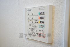雨の日の洗濯も安心できる浴室暖房乾燥機付き浴室。リモコンで操作もボタン1つで簡単。