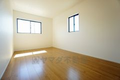 同仕様写真。木目調のシンプルデザインで落ち着きと安らぎの空間に仕上げています。各部屋に収納が完備されているので、お荷物が増えても安心の設計です。