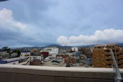 前面に遮るものがなく景色を一望できます。南向きで、日当たりも良好。お洗濯物が良く乾きます。