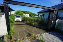 駐車スペースはゆとりある2台分を確保。マイカー用に、お客さま用に、余裕を持ってご利用いただけます。