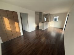 リビングは広々とした設計で、家族が集い、寛ぐ暮らしの空間を演出しています。思い思いの時間を過ごしたり、家族みんなで食事をしたり、素敵な団らんの場になりますね。