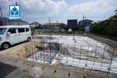 現地（2026年8月3日）撮影。インナーバルコニー2箇所完備。多少の雨でも洗濯物を守ってくれ、家事を助けてくれること間違いなし。眩しすぎる日差しも和らげます。