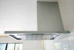 お手入れが簡単なスリム型レンジフードです。調理により発生する油煙や臭いを吸い込み、屋外へ排気してくれます。