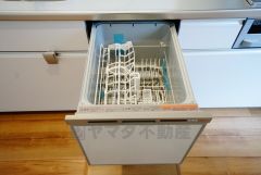 家事の時間が短縮できるフルオープンで開けやすい食器洗い乾燥機付。食事後に家族とのくつろぎタイムをしっかり取れます。