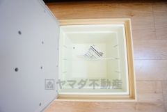 キッチンにある床下収納は、居住スペースを減らさずに買い置きの調味料や非常食などを保管することができます。