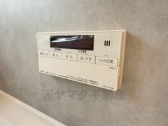 湯量・湯温の設定、そして保温までワンタッチのフルオートバス。便利な追い炊き機能付きです。