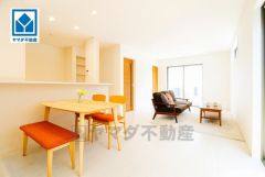 家具はイメージです。大きな窓のあるリビングは、陽光あふれる明るい空間です。居心地良く、ご家族皆がゆったり寛げる憩いの空間となりそうです。