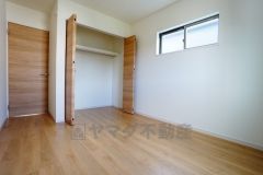 同仕様写真。住む人のこだわりを活かす洋室。日当たりがよく、寝室としての利用もおすすめ。広めのクローゼットには荷物をすっきり片付けられ、ゆとりのある暮らしが出来ます＾＾