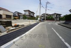 現地（2025年5月28日）撮影。前面道路は広く、車同士がすれ違うスペースが十分にあります。落ち着いた住宅地内で快適な生活を実現してみませんか＾＾
