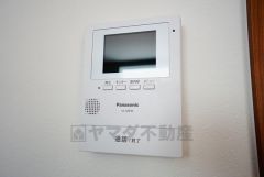 防犯性、セキュリティ対策に安心できるテレビモニター付きインターフォンです。セールスマン対策にもなり安心できます。