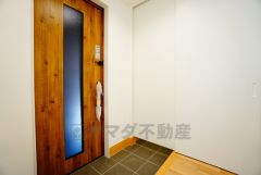 ベビーカーや泥のついたおもちゃをしまうのに便利なスペース付きです。玄関周りをスッキリさせることが出来ます＾＾