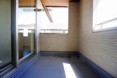 同仕様写真。雨に濡れにくいインナーバルコニーは家事を助けてくれること間違いなし。