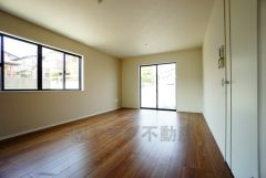 大きな窓のあるリビングは、陽光あふれる明るい空間です。居心地良く、ご家族皆がゆったり寛げる憩いの空間となりそうです。