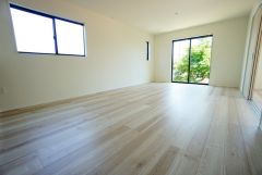 大きな窓のあるリビングは、陽光あふれる明るい空間です。居心地良く、ご家族皆がゆったり寛げる憩いの空間となりそうです。