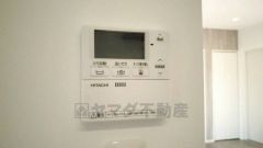 キッチン横からお湯張り、追い炊き、足し湯がボタン一つで楽々操作できる給湯機リモコンです。忙しい夕飯準備の時間帯に重宝しますね。