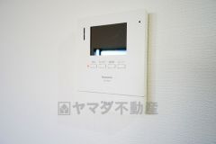 防犯性、セキュリティ対策に安心できるテレビモニター付きインターフォンです。セールスマン対策にもなり安心できます。