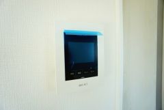 防犯はもちろん、セールスマン対策にもなるモニター付きインターホンです。お子さん1人での留守番時にも活躍しそうです。