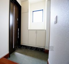 同仕様写真。たっぷり収納できるシューズボックスです。家族全員の靴がきれいに整頓できます。棚の上にお花や写真を飾っても良いですね。