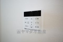 キッチン横からお湯張り、追い炊き、足し湯がボタン一つで楽々操作できる給湯機リモコンです。忙しい夕飯準備の時間帯に重宝しますね。