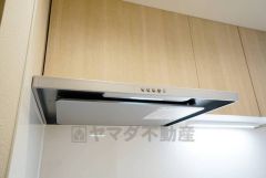 お手入れが簡単なスリム型レンジフードです。調理により発生する油煙や臭いを吸い込み、屋外へ排気してくれます。