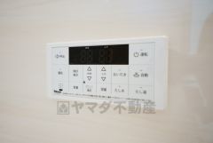 湯量・湯温の設定、そして保温までワンタッチのフルオートバス。便利な追い炊き機能付きです。