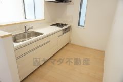 同仕様写真。対面式カウンターキッチンからはお子様の様子が見守れます。ダイニングへの配膳や調理の時便利なカウンター付き。