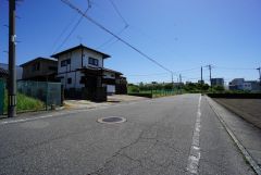 前面道路は広く、車同士がすれ違うスペースが十分にあります。落ち着いた住宅地内で快適な生活を実現してみませんか＾＾