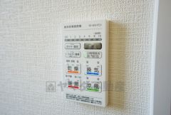 浴室暖房乾燥機付き。天候に左右されず、いつでも好きなときに洗濯物を干せるので、仕事や家事で忙しい方に重宝します。