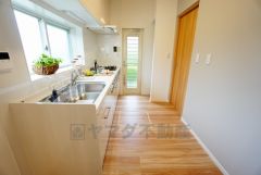 部屋の端に位置する壁付けキッチンは、デッドスペースができにくく、リビング・ダイニングを無駄なく広く活用できます。