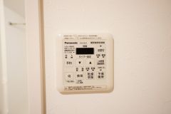 浴室暖房乾燥機付き。天候に左右されず、いつでも好きなときに洗濯物を干せるので、仕事や家事で忙しい方に重宝します。