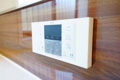 湯量・湯温の設定、そして保温までワンタッチのフルオートバス。便利な追い炊き機能付きです。