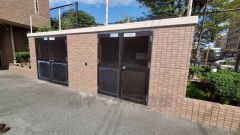 しっかりと扉の閉まるゴミ置き場。ゴミが散らかる心配もありません。